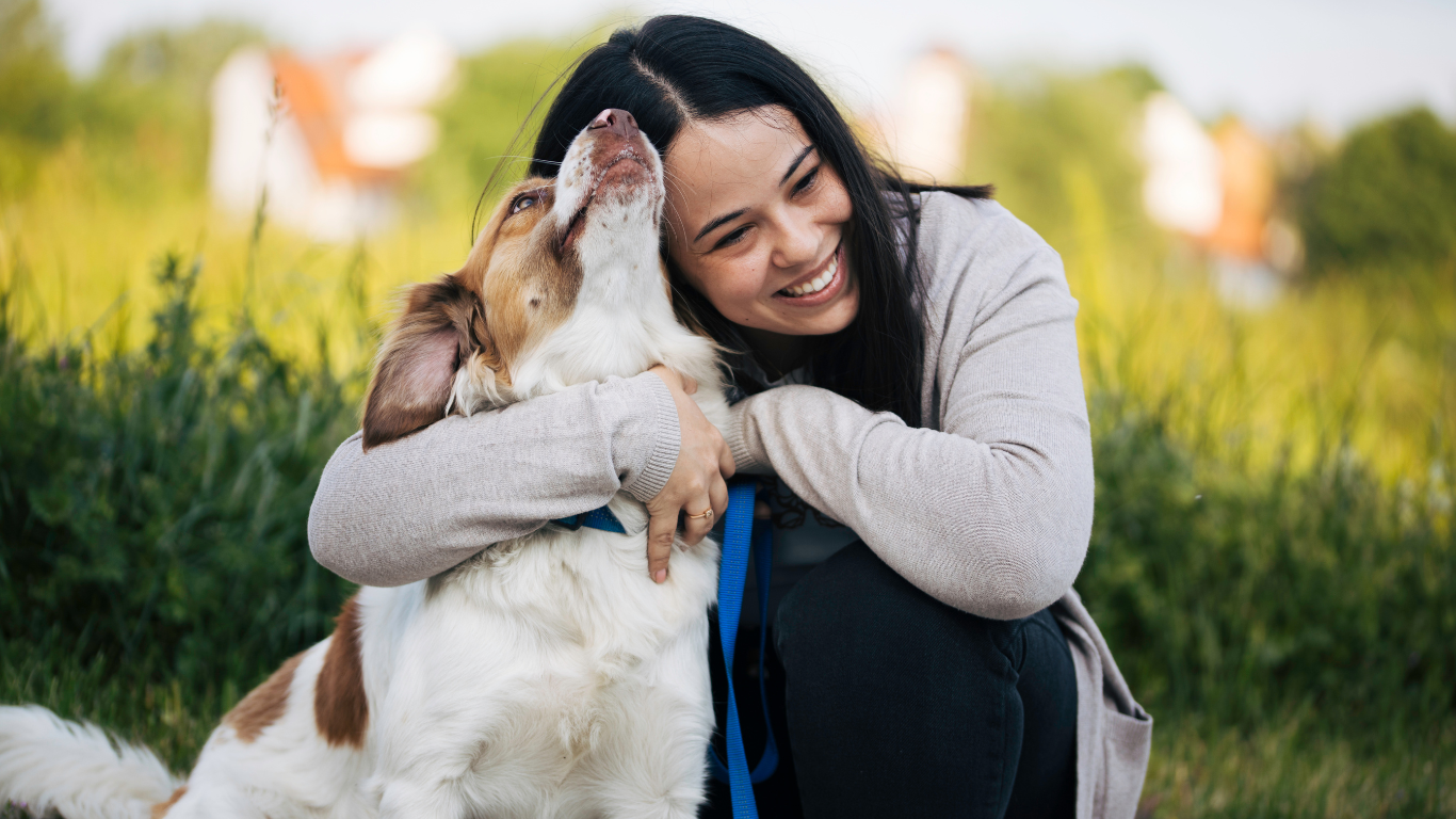 Mulher abraçando um cão